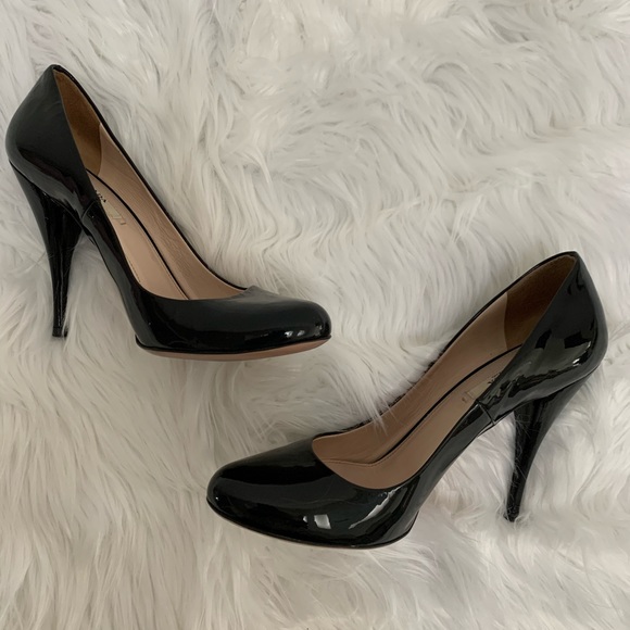 Prada Black Patent Pumps 6 - Picture 9 of 11